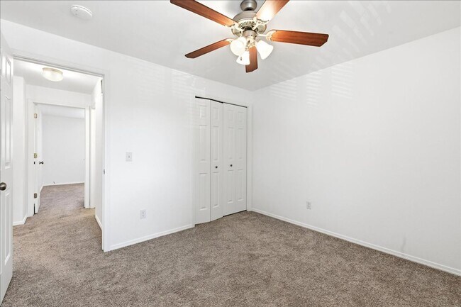 Building Photo - 3 Bedroom 2.5 Bathroom Townhouse in Southeast Boise