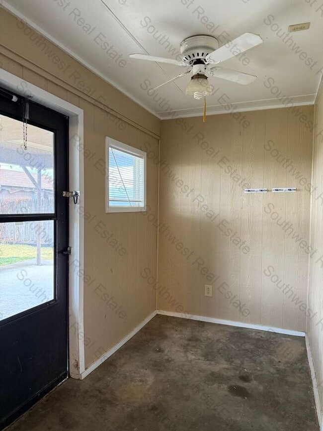 Building Photo - Spacious 3 bedrooms 2 bath family home