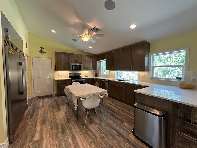 Building Photo - 2415 Laurel Ln