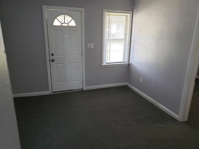 Building Photo - Your Cozy 2-Bedroom Retreat: Fenced Yard, Modern Upgrades & Perfect Location!