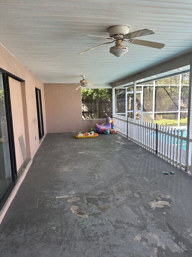 Building Photo - 5 Bedroom, 2 Bathroom Single Family Home F...