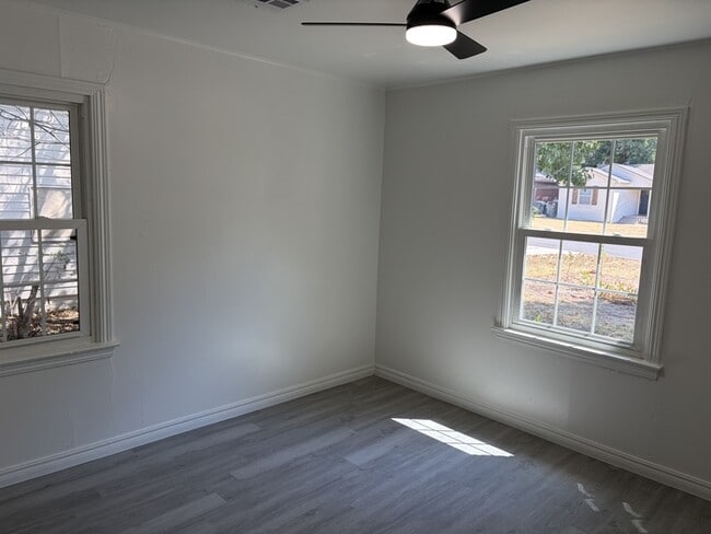 Building Photo - 1417 Oxford Way