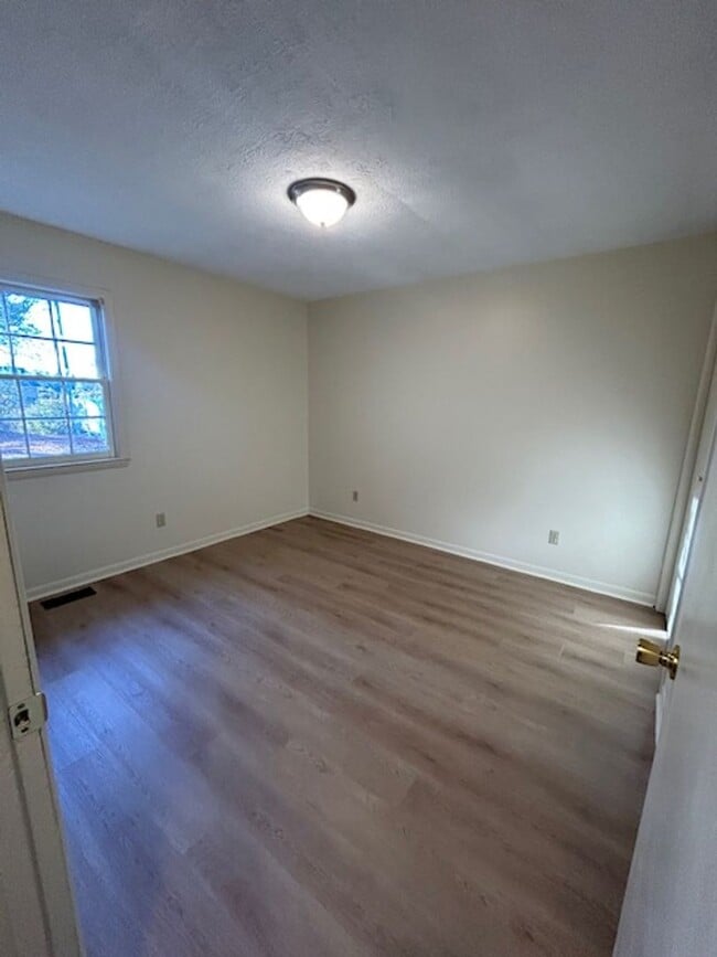 Building Photo - 3601 Hillcrest Dr