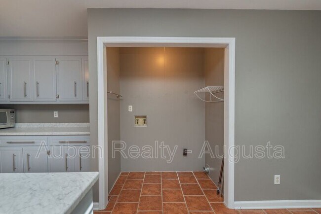 Building Photo - 250 Brooks Dr