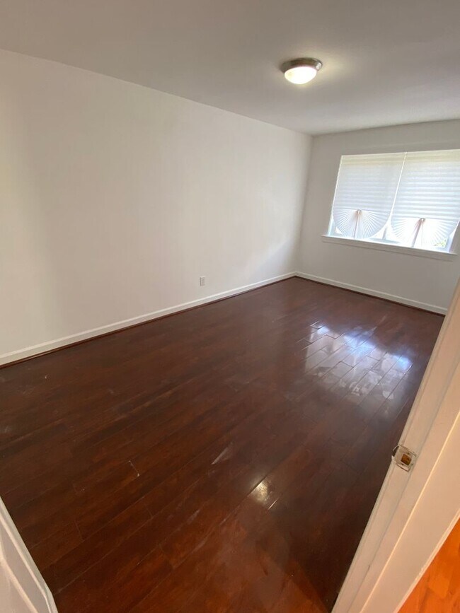 Building Photo - 2bd/1ba garden apartment; 706 sq.ft. $1300 plus util