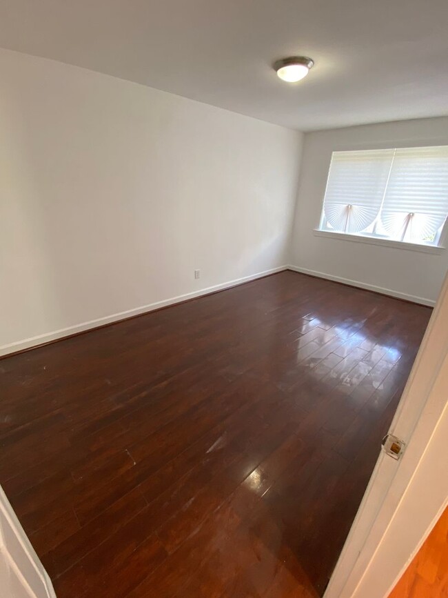 Building Photo - 2bd/1ba garden apartment; 706 sq.ft. $1500...