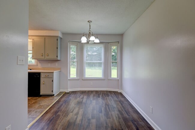 Building Photo - 204 Bob White Dr