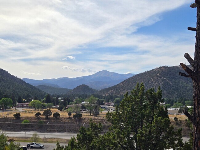 Building Photo - Furnished Four Bedroom Home With Sierra Bl...