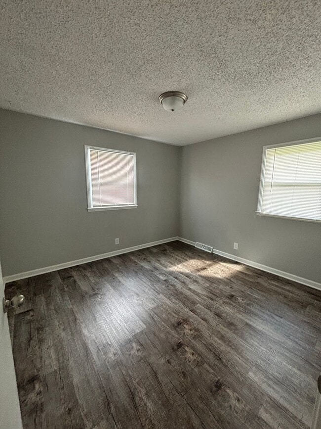 Building Photo - 927 Kenwood Dr