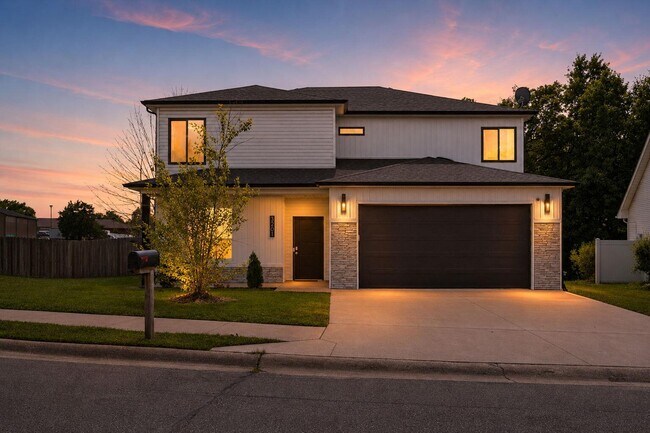 Building Photo - 3201 Crestwood Ln