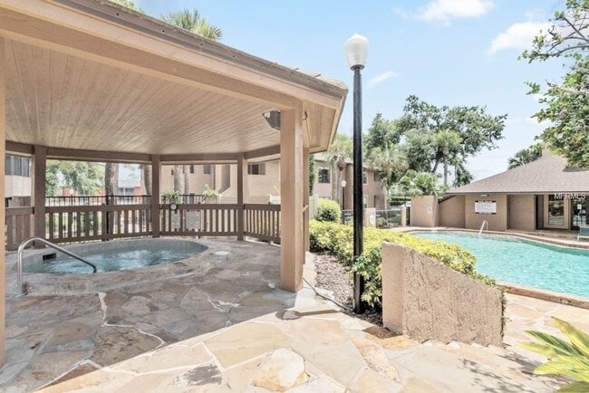 Building Photo - Beautiful Remodeled Winter Park 2/2 Condo for Rent in Front of Full Sail.