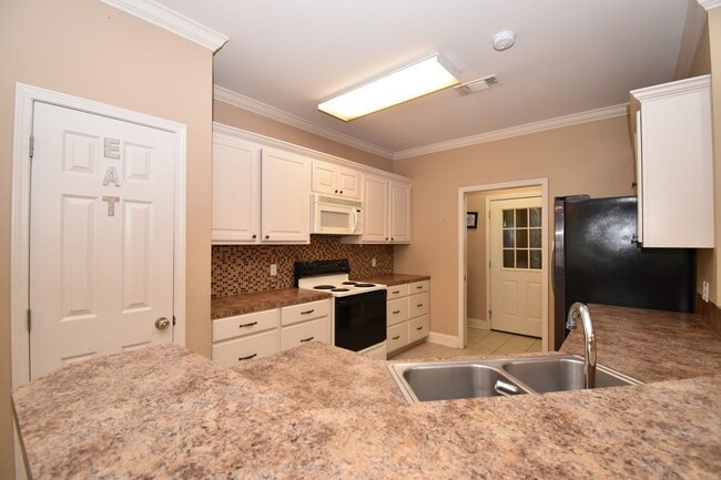 Building Photo - Spacious 3 Bedroom, 2 Bath Home