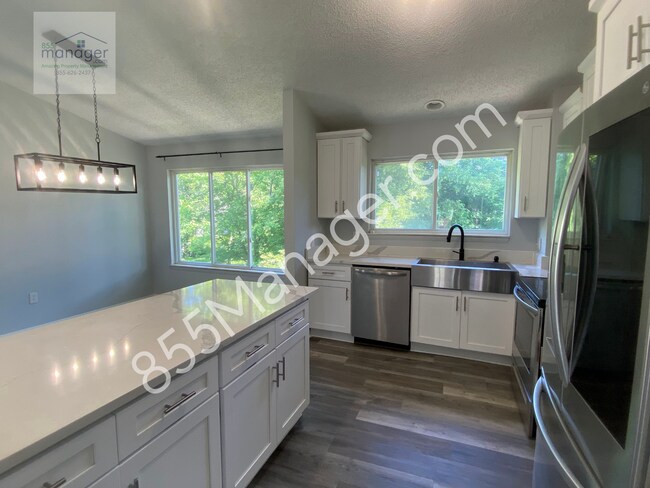 Building Photo - **COMING SOON AVAILABLE FOR SHOWINGS 10/8/...