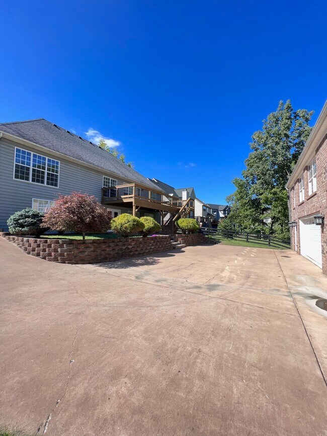 Building Photo - 212 Lakeside Dr
