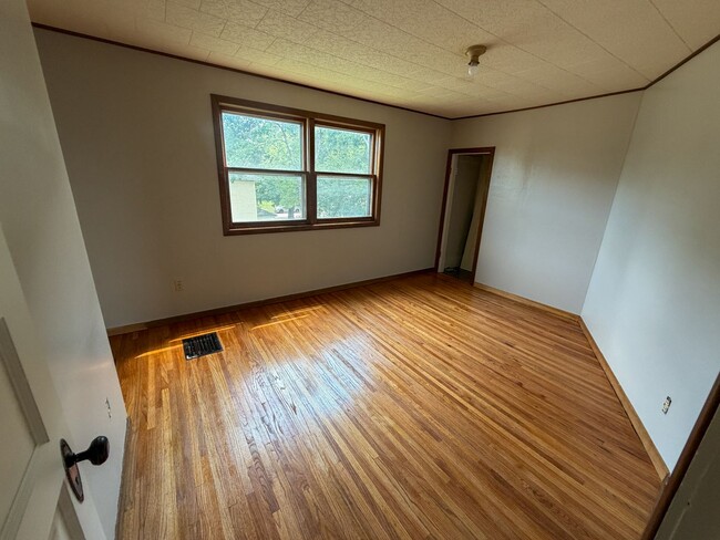 Building Photo - 609 N Edmunds- 3 bedroom, 1.5 bathroom house with a large garage, off street parking and central AC.
