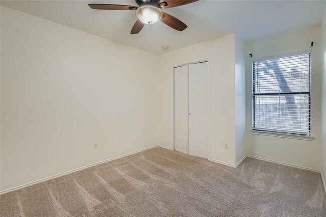 Building Photo - 9802 Briar Ridge Dr