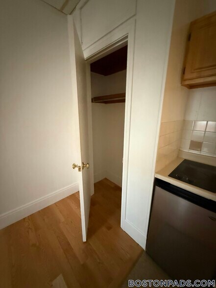 Building Photo - 272 Newbury St