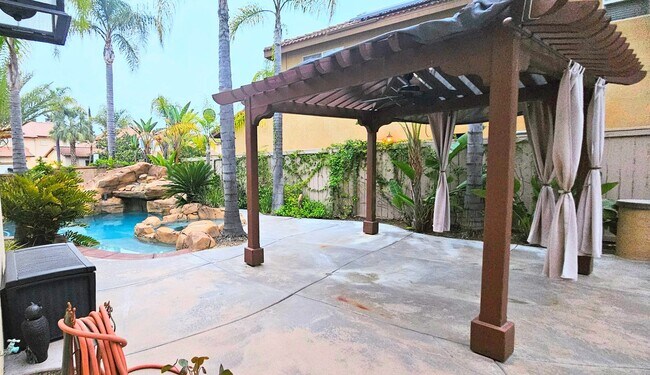 Building Photo - Solar/Pool/Spa/Water fall BBQ outdoor Pizz...