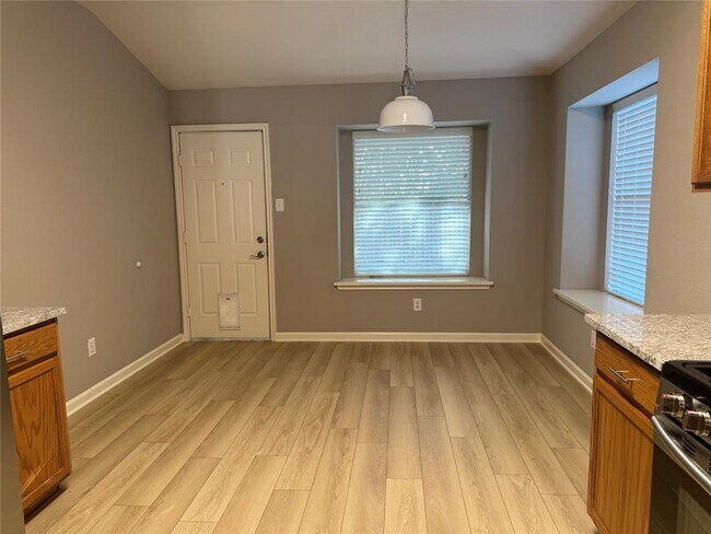 Building Photo - 1007 Barclay Dr