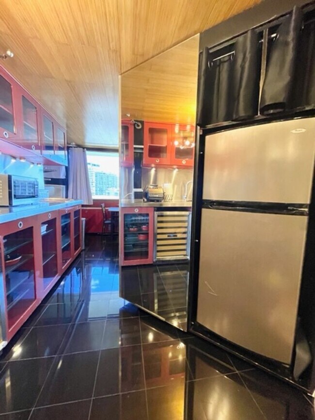 Building Photo - Fully furnished and move-in ready!