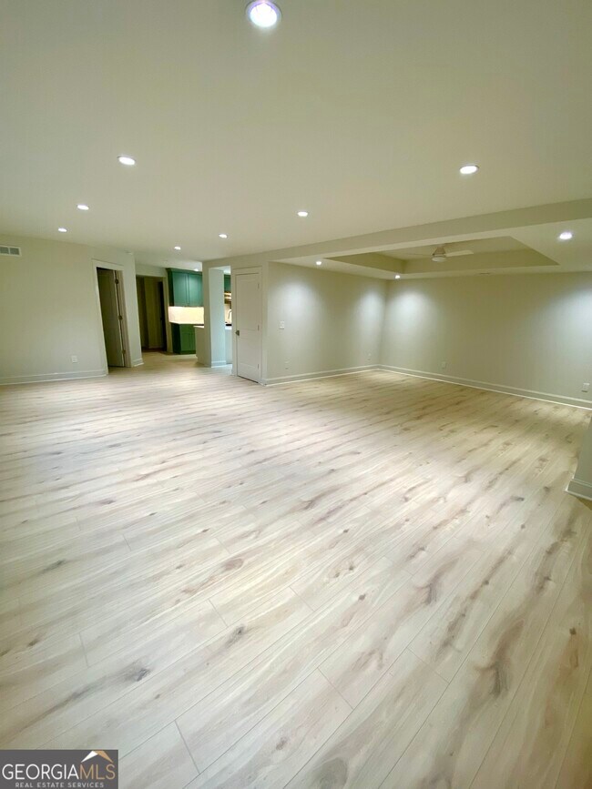 Building Photo - 886 Moore Rd