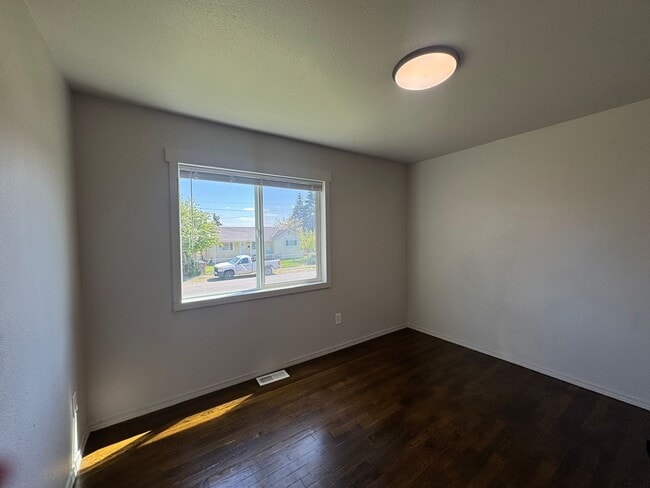 Building Photo - 3 Bedroom In East Tacoma!