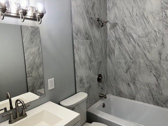 Full Bathroom - 869 North Hill Ln