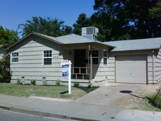 Building Photo - Beautiful 2BR/1BA Home with Hardwood Floors & Garage
