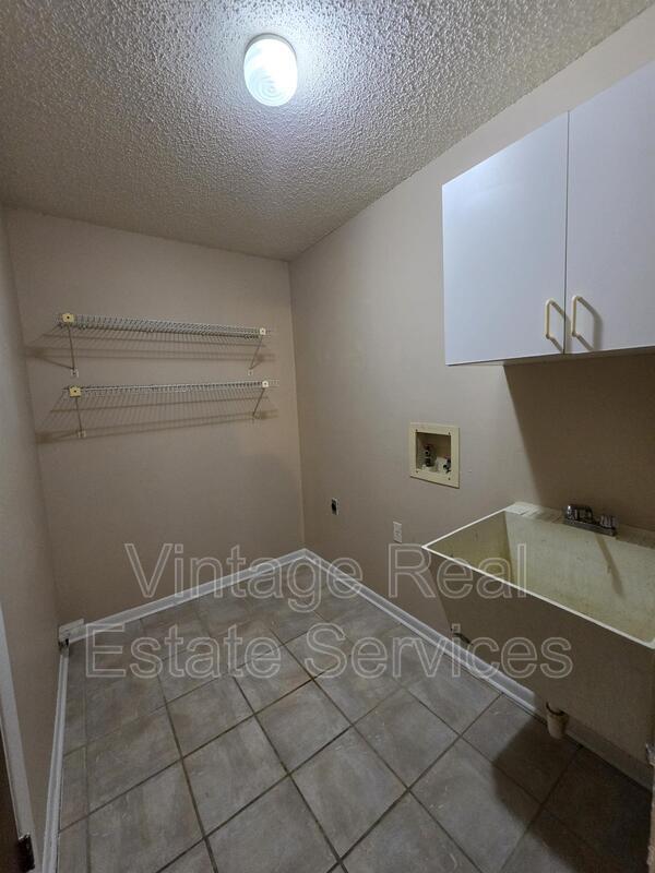 Building Photo - 4604 Landscape Dr