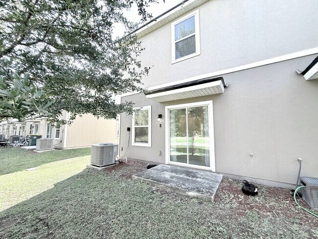 Building Photo - Newer Townhome in Ideal Location