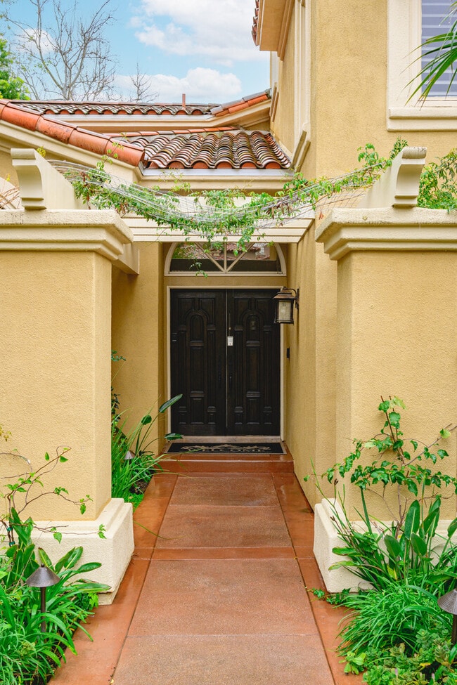 Building Photo - Elegant 5BR Furnished Estate with Pool & G...