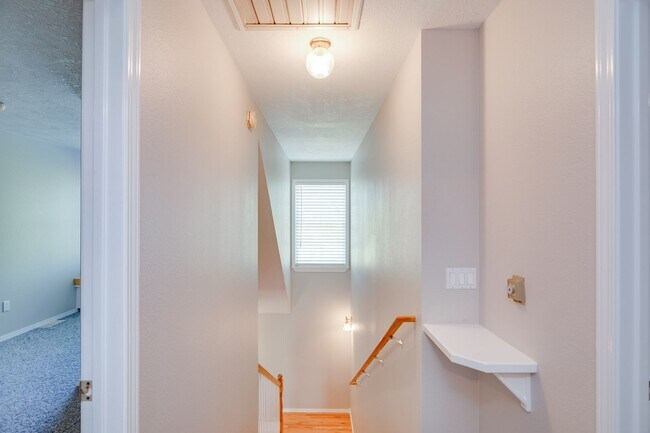 Building Photo - 3 Bedroom Farm House For Rent