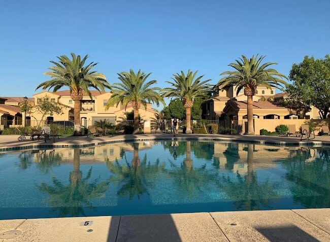 Building Photo - 1367 S Country Club Dr