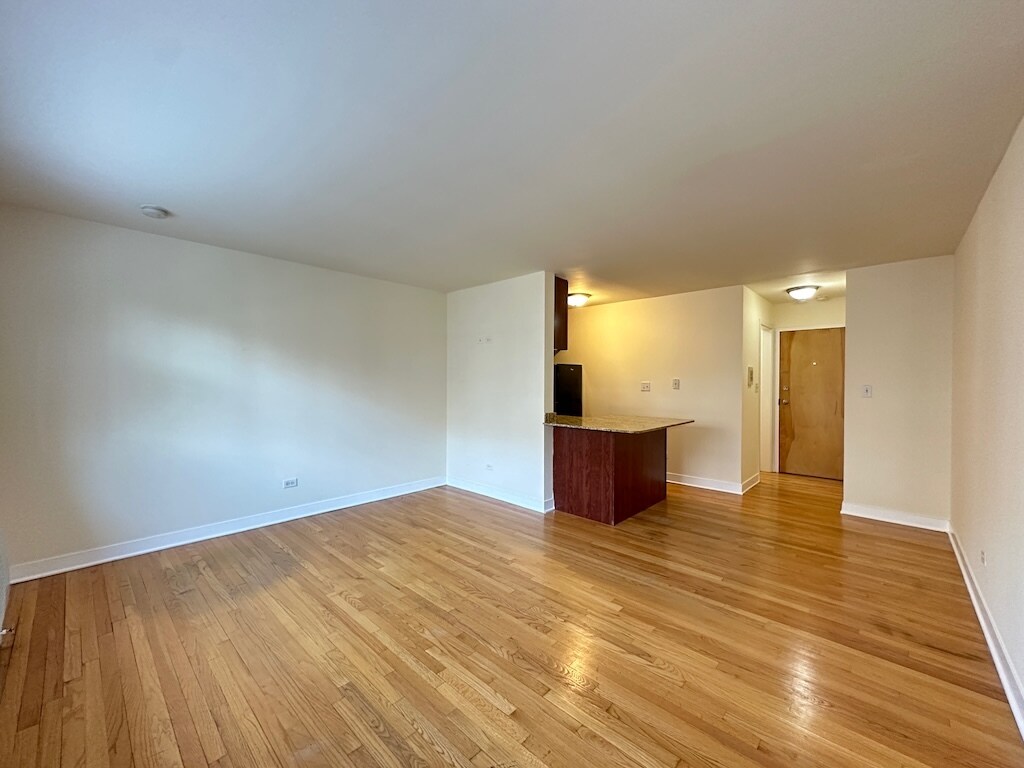 Building Photo - 639 W Wrightwood Ave