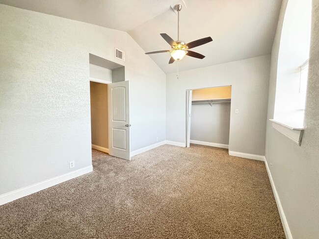 Building Photo - Updated Single Family Home with community ...