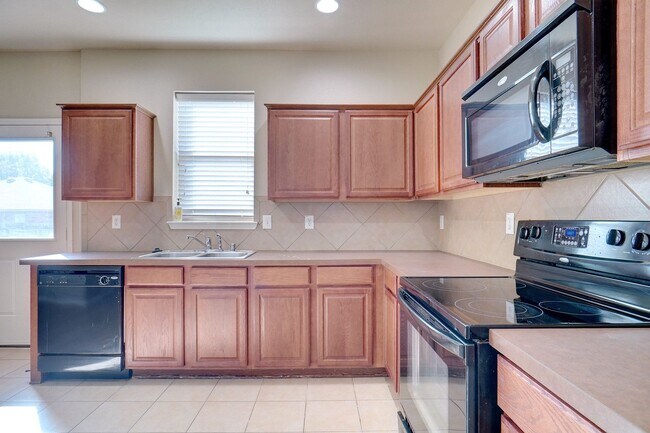 Building Photo - Gorgeous Home with Lots of Space!