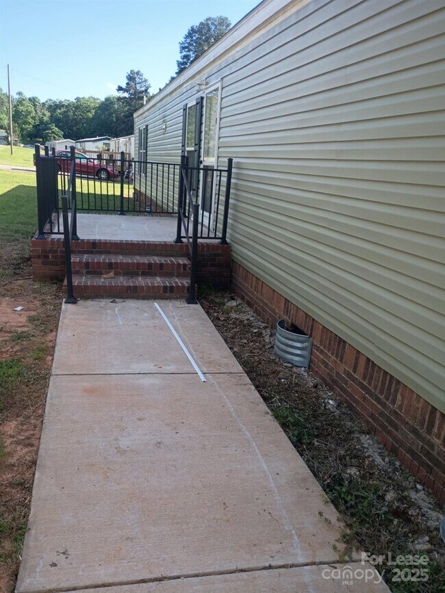 Building Photo - 213 Kimberly Cir