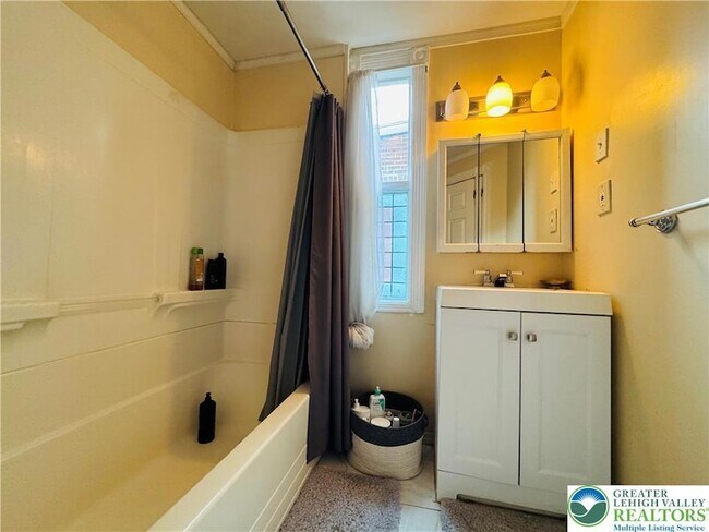 Building Photo - 1523 W Chew St