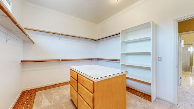 Building Photo - Gorgeous Home with private yards, large de...