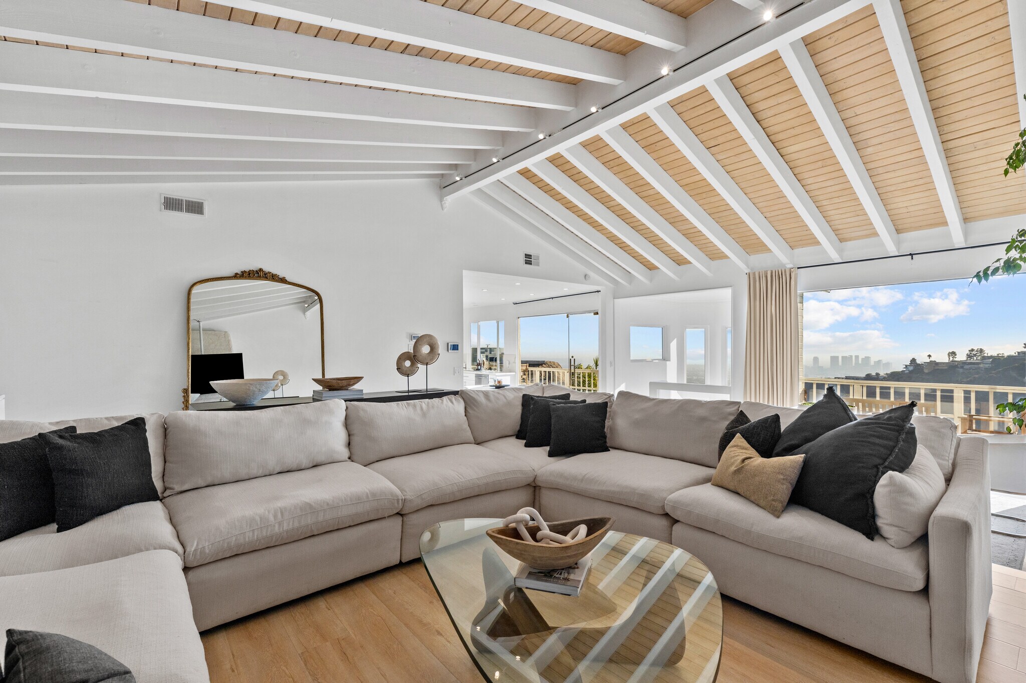 Building Photo - 2019 Sunset Plaza Dr