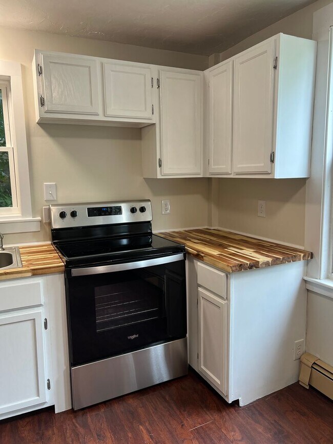 Building Photo - 5 Elm St