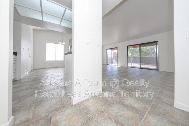 Building Photo - 10140 E Karen Pl