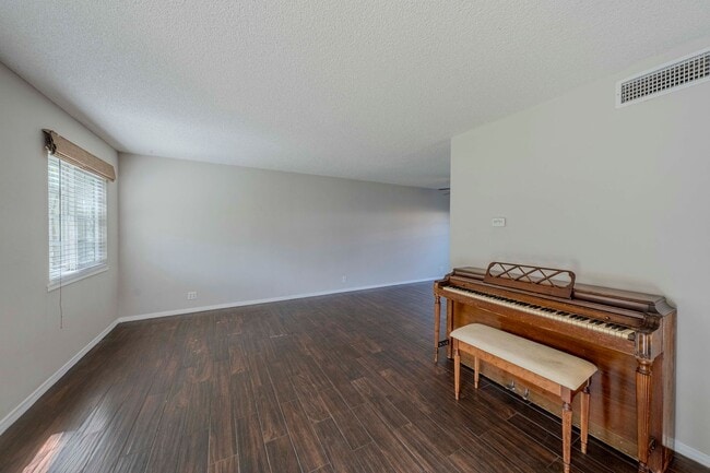 Building Photo - Bright & Airy 2-Bedroom End Unit Townhome