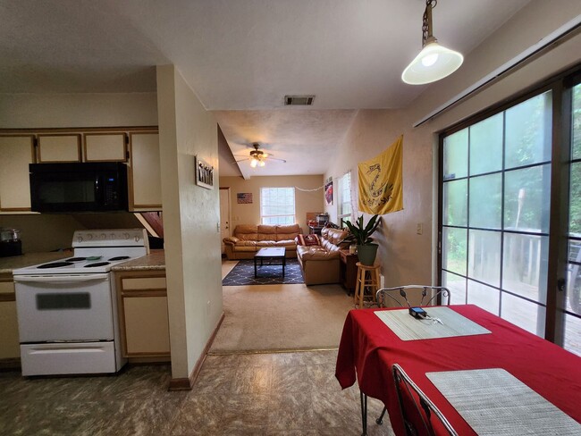 Building Photo - 3 bedroom town home for rent across from F...