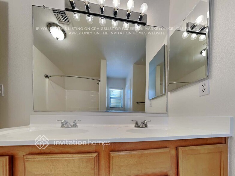 Building Photo - 8852 E Plana Ave