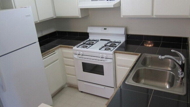 Building Photo - 10380 Almayo Ave