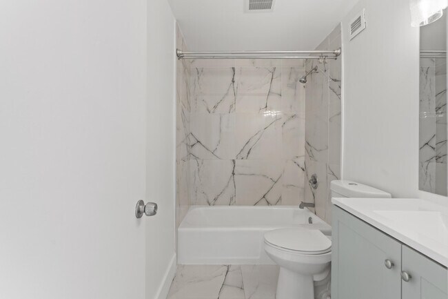 Building Photo - 400 Kings Point Dr