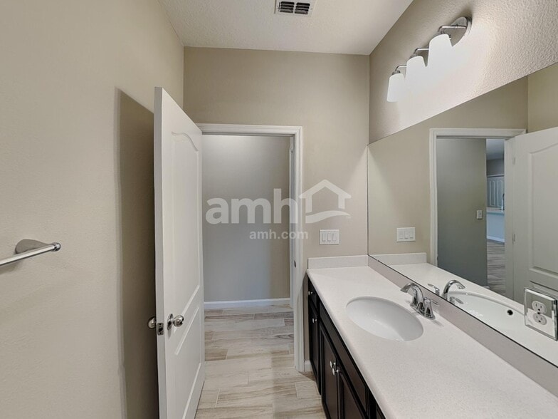 Building Photo - 37 Trumpco Dr