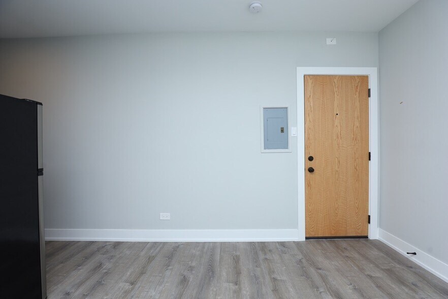 Building Photo - 508 W Belmont