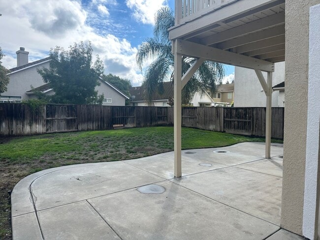 Building Photo - Great Location! 4BD | 2.5BA | Desirable Br...